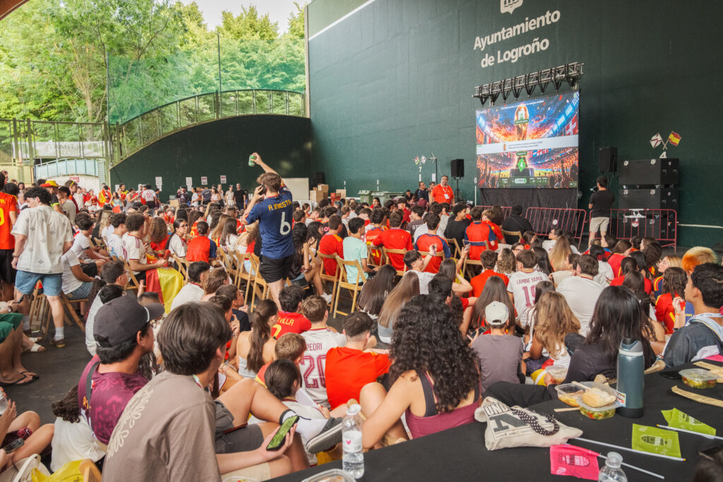 A large crowd seated at the Revellín court in Logroño facing a giant screen showing an Educaplay quiz question about the football World Cups.